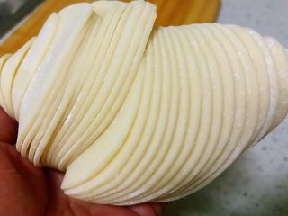 1、冬吃萝卜夏吃姜，不用医生开处方，胡萝卜白萝卜饺子吃起来,准备好饺子皮。