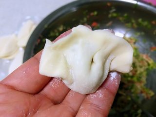 4、冬吃萝卜夏吃姜，不用医生开处方，胡萝卜白萝卜饺子吃起来,包好，放冰箱中冷冻，随吃随煮就很方便了。