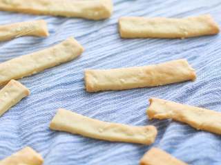 5、豆腐手指脆条,很结实的手指棒，轻易断不了，需要不停的磨磨，用口水慢慢泡掉。吃任何手指食物，家长还是需要在旁监护哦。