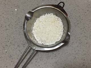 1、Hello Kiyy巧克力,将刮好的巧克力碎放到可以加热的容器中，之后，将巧克力隔水融化成液态，备用。