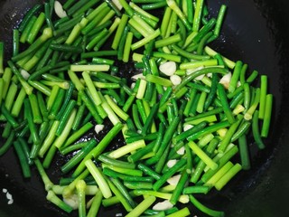 8、蒜苔炒肉片,倒入蒜苔