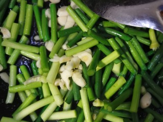 9、蒜苔炒肉片,翻炒至表皮微皱加入蒜末