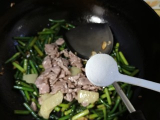 12、蒜苔炒肉片,加适量盐