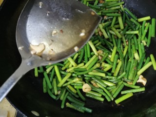 10、蒜苔炒肉片,加入适量料酒