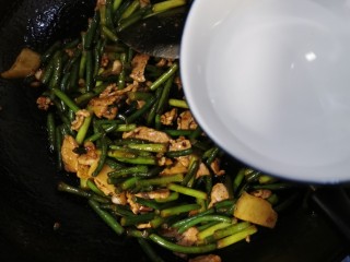 15、蒜苔炒肉片,加少量水