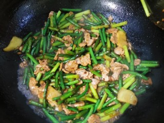 16、蒜苔炒肉片,翻炒两下出锅