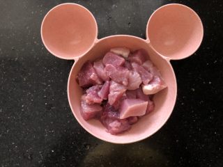 1、黑胡椒脆皮玉米香肠,猪肉切成小块。