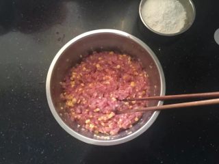 5、黑胡椒脆皮玉米香肠,猪肉泥中加入玉米粒，盐12克，糖粉20克，蜂蜜30克，蚝油2大勺，葱姜水适量，玉米粒30克搅拌均匀。