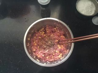 6、黑胡椒脆皮玉米香肠,接下来放入现磨黑胡椒碎5克。