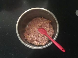 9、黑胡椒脆皮玉米香肠,顺时针搅拌上劲儿。