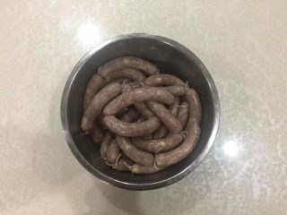 13、黑胡椒脆皮玉米香肠,用棉线分段打结，挂起来晾干表皮。