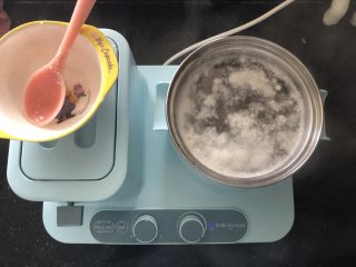 15、黑胡椒脆皮玉米香肠,大火煮出浮沫，撇去浮沫。