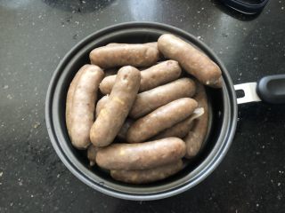 17、黑胡椒脆皮玉米香肠,煮好的香肠放凉后煎成小段放入冰箱冷冻保存。