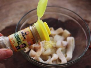 9、空气炸锅鱿鱼圈????【宝宝辅食】,倒入4克胡椒粉