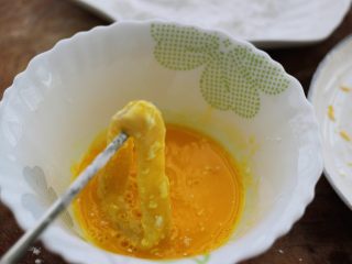 14、空气炸锅鱿鱼圈????【宝宝辅食】,然后再放入打散的蛋液中裹一层蛋液
