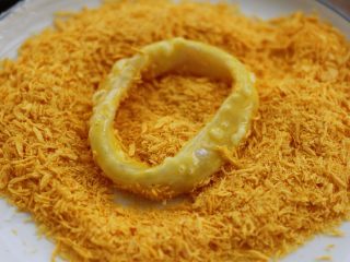 15、空气炸锅鱿鱼圈????【宝宝辅食】,最后放到面包糠里滚一层、一定要全部滚匀