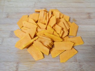 1、南瓜糯米饼,南瓜去皮去瓤,洗干净切成片。