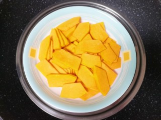 2、南瓜糯米饼,放在盘子里隔水蒸熟。