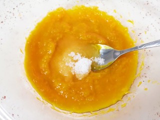 4、南瓜糯米饼,加入糖搅拌均匀。