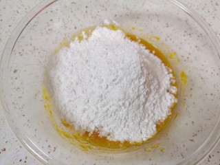 5、南瓜糯米饼,加入糯米粉。