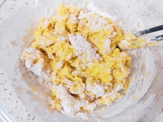 6、南瓜糯米饼,用筷子搅拌成絮状。