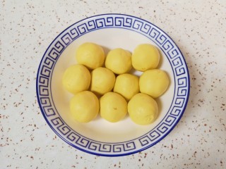 7、南瓜糯米饼,揉成面团,分成20g左右一份搓圆备用。