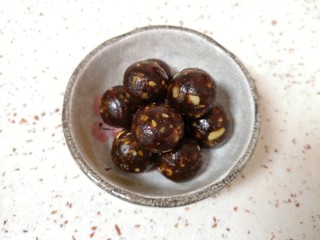 8、南瓜糯米饼,枣泥果仁馅分成6g一份搓圆备用。