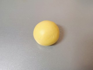 9、南瓜糯米饼,收好口滚圆,收口朝下摆放。