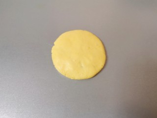 10、南瓜糯米饼,压成饼状,一个枣泥南瓜糯米饼就做好了。