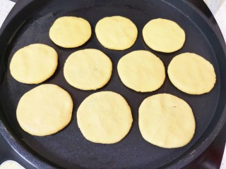 11、南瓜糯米饼,依次做好剩下的南瓜糯米饼,电饼铛预热,刷上一层食用油,放入做好南瓜糯米饼。