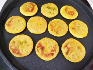 12、南瓜糯米饼,一面上色以后翻面。