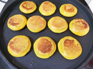 13、南瓜糯米饼,两面都煎至金黄色就熟了。