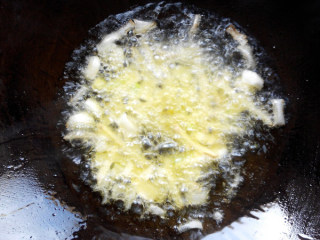 4、双椒炒包菜,锅加油烧热，下入花椒，小火炸至微焦，将花椒粒捞出不用，下入葱姜蒜爆香