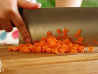 3、24m+松仁玉米,胡萝卜切小丁~