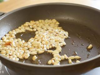 5、24m+松仁玉米,冷油倒松仁，小火煸炒，变色之后盛出~