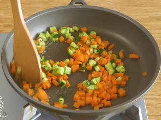 6、24m+松仁玉米,锅中倒油，加入黄瓜丁、胡萝卜丁，翻炒~
