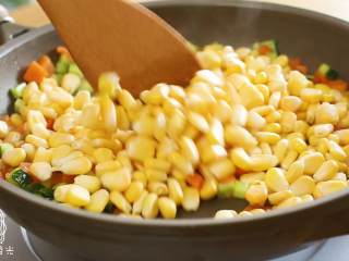 7、24m+松仁玉米,加入玉米粒，翻炒~