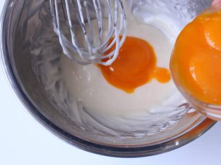 9、史上最详细的柔软蛋糕卷,分三次加入蛋黄(画半圈、转盆)