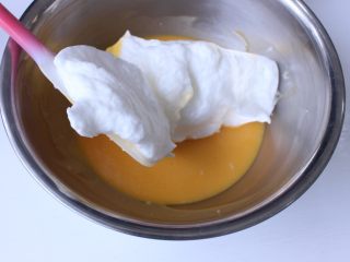 15、史上最详细的柔软蛋糕卷,蛋白分三次加入蛋黄面糊中