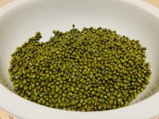 1、自制绿豆沙馅料(不去皮版本),绿豆放入碗里。