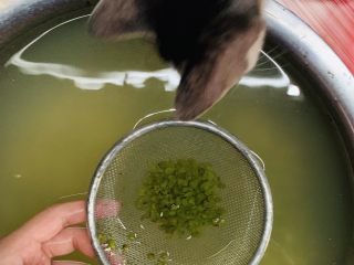 7、自制绿豆沙馅料(不去皮版本),加满水用筛子捞起来。