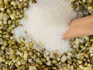 15、自制绿豆沙馅料(不去皮版本),加入白糖。