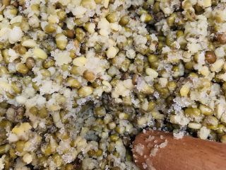 16、自制绿豆沙馅料(不去皮版本),擀面杖搅拌均匀。