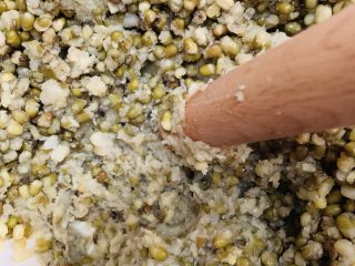 17、自制绿豆沙馅料(不去皮版本),然后怼它,搅拌机打也行啊!
