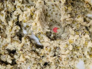 18、自制绿豆沙馅料(不去皮版本),知道变成绿豆泥就可以了。