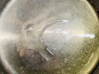 20、自制绿豆沙馅料(不去皮版本),倒入食用油。