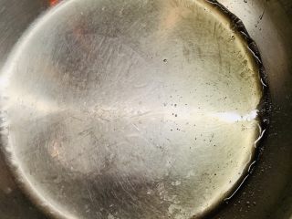 21、自制绿豆沙馅料(不去皮版本),烧到冒小泡。