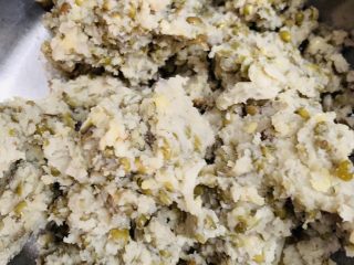 22、自制绿豆沙馅料(不去皮版本),倒入绿豆泥。