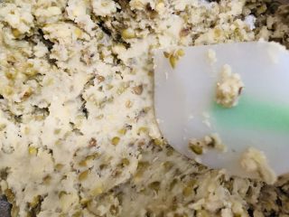 23、自制绿豆沙馅料(不去皮版本),不停翻拌。