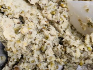 24、自制绿豆沙馅料(不去皮版本),炒到慢慢变松散就可以了,或者炒到成粉块状。